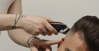 Átmenetes férfi hajvágás hajvágógéppel a SELECTED Salonban